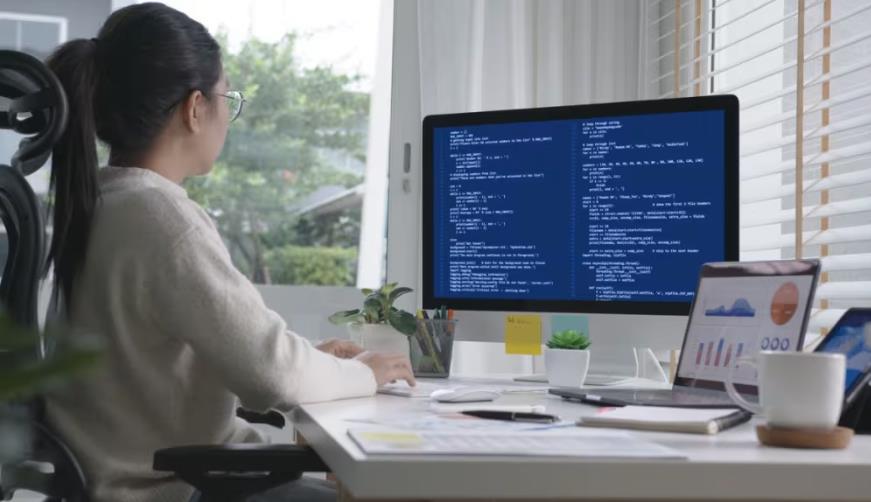 昆明软件开发公司实战建议:网站赋能,为何必须接入支持机器人?